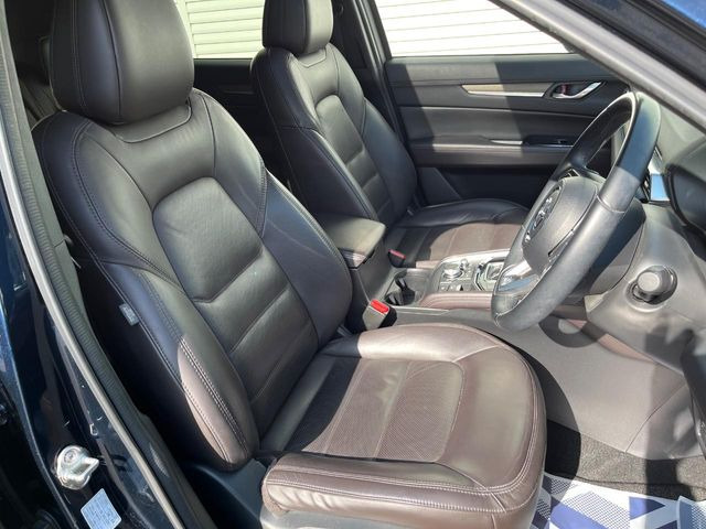 運転席シート廻りは使用感も少なく、良好な状態となっています。前オーナー様が丁寧に使っていたことがよくわかりますね。