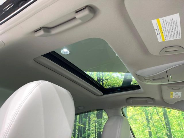 【サンルーフ】開放感たっぷりの希少装備、サンルーフが装着されています!車内に明かりを取り入れたり景色を楽しむ以外にも、車内の空気も簡単に換気できて快適です!