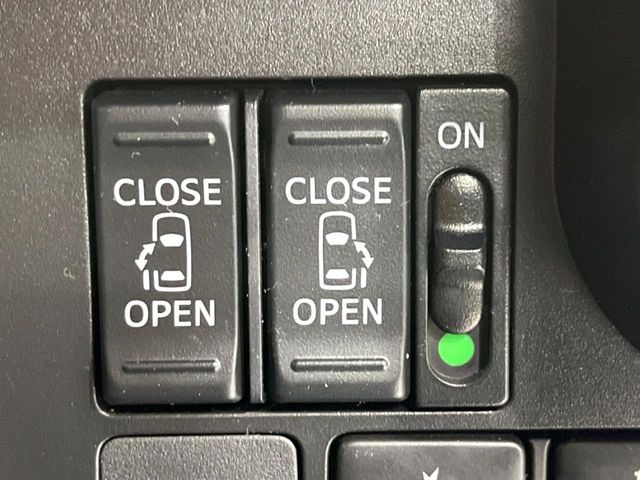 【両側パワースライドドア】スマートキーや運転席のスイッチで後席両側スライドドアの開閉が可能♪電動だから力を入れてドアを開ける必要が無く、小さなお子様でも簡単に開け閉めでき快適です♪