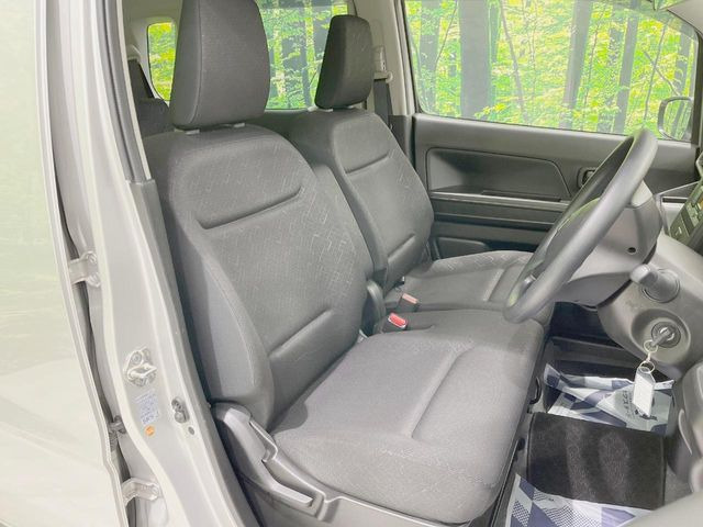 運転席まわりには十分なスペースがあり、大柄な方でもゆったり運転していただける環境です。