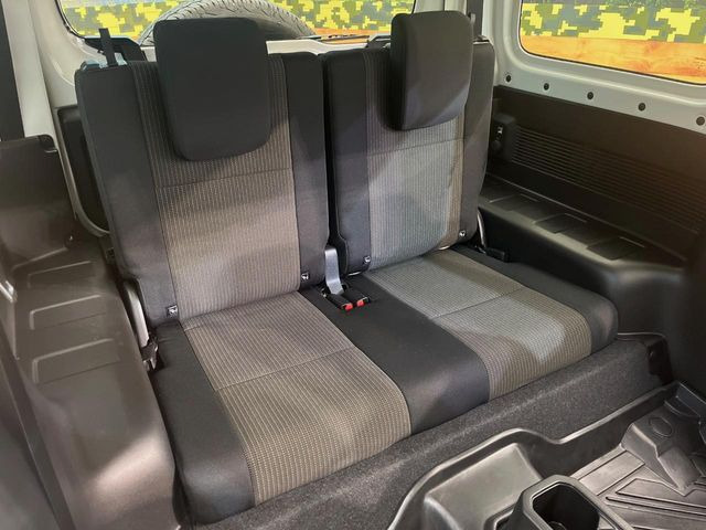 後部座席も気になるようなキズ・汚れやへたり等、大きなダメージはなく、良好な状態です。