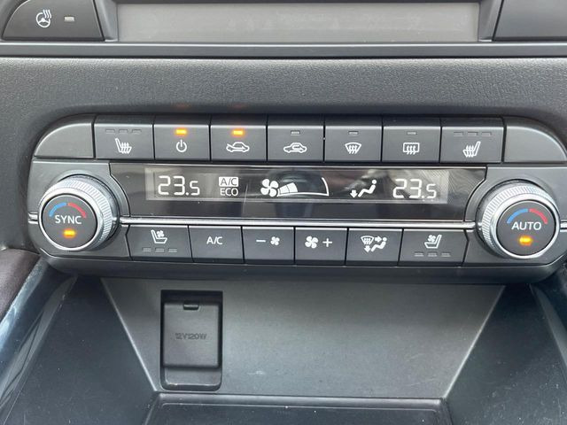 【オートエアコン】一度お好みの温度に設定すれば、車内の温度を検知し風量や温度を自動で調整。暑い…寒い…と何度もスイッチ操作をする必要はありません。快適な車内空間には必須の機能ですね♪