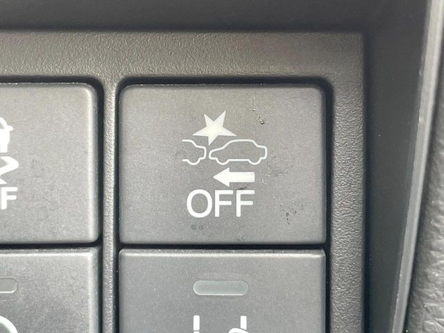 【ホンダセンシング】走行中に前方の車両等を認識し、衝突しそうな時は警報とブレーキで衝突回避と被害軽減をアシスト。より安全にドライブをお楽しみいただけます。