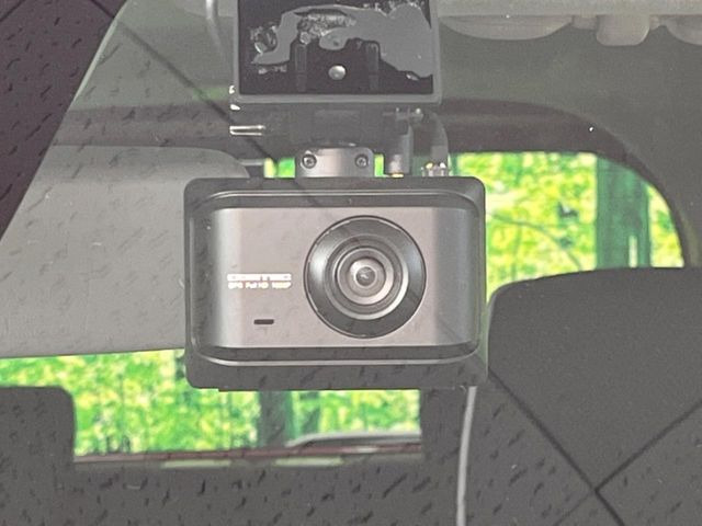 【ドライブレコーダー】安心・安全なカーライフに必須のドライブレコーダーを装備!走行中はもちろん、あおり運転や事故に遭遇した際の状況も映像で記録し、万一のリスクに備えます。