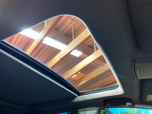 【ガラスルーフ】ガラスルーフ搭載で車内の解放感が一気にアップ!開放的なドライブをお楽しみいただけます。