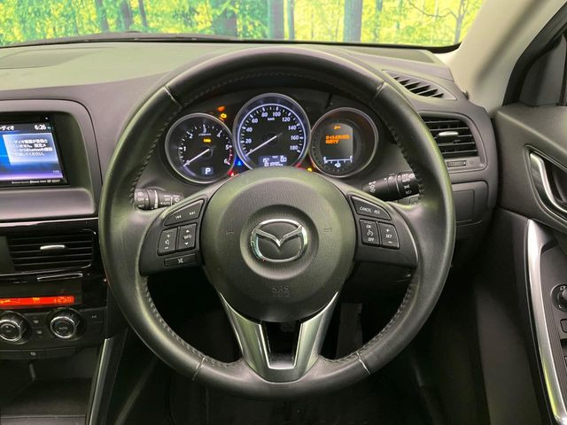 �C���e���A�ɍ��킹���f�U�C���̃X�e�A�����O�́A�^�]�������̂��Ƃ��l���A�^�]���₷���`��A�傫���ł��B�����x�A���ۂɐG���Ă��m���߂��������B