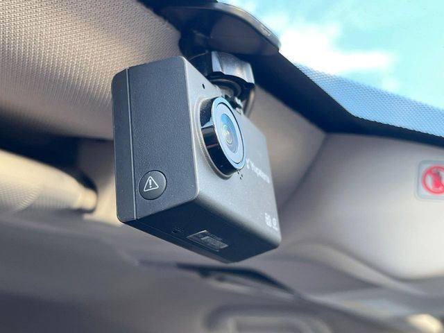 【ドライブレコーダー】安心・安全なカーライフに必須のドライブレコーダーを装備!走行中はもちろん、あおり運転や事故に遭遇した際の状況も映像で記録し、万一のリスクに備えます。