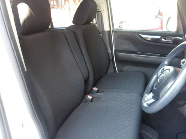 常に使うフロントシート。運転席は毎回使用する部分ですので、座り心地が重要です!ぜひ一度体感してみてください!