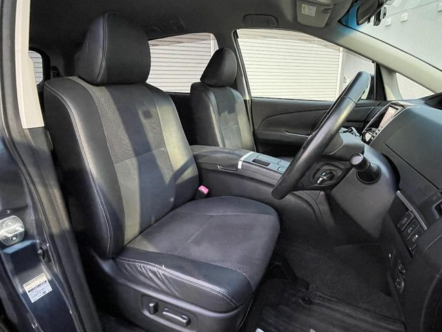 運転席まわりには十分なスペースがあり、大柄な方でもゆったり運転していただける環境です。