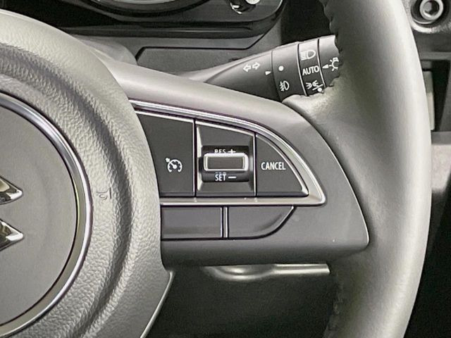 【クルーズコントロール】高速道路もラクラク走行。アクセルを離しても一定速度で走行ができ、長距離運転時の負担を軽減!加速・減速も簡単なスイッチ操作で調整できます。