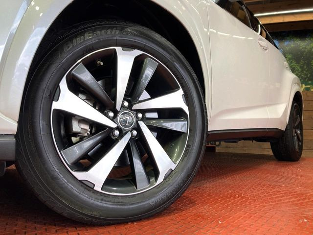 【純正オプション18インチアルミホイール】純正オプションホイールを装着。走行性能の向上に加え、外観もよりスタイリッシュになっています。