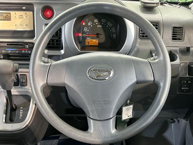 �C���e���A�ɍ��킹���f�U�C���̃X�e�A�����O�́A�^�]�������̂��Ƃ��l���A�^�]���₷���`��A�傫���ł��B�����x�A���ۂɐG���Ă��m���߂��������B