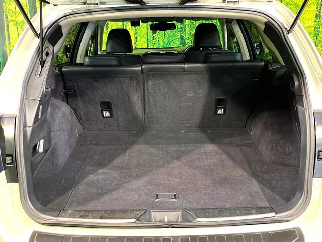 積み下ろしのしやすいデッキにはたっぷりと荷物を積み込んでいただけます。遊びから仕事まで、様々なシーンで頼れます♪