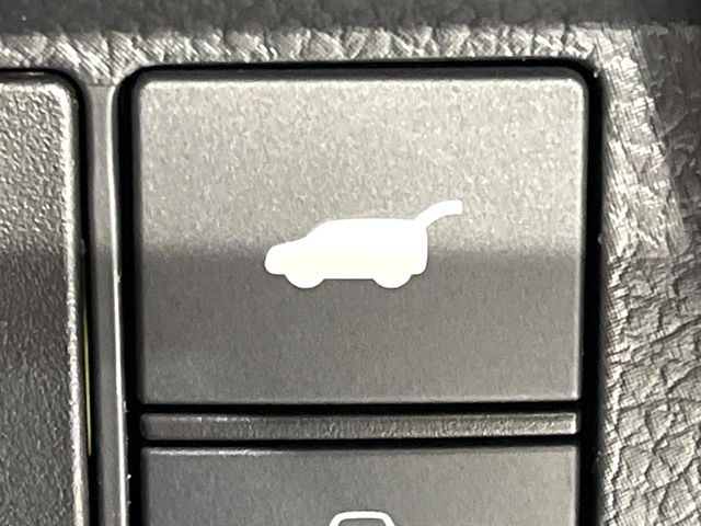 【パワーバックドア】スマートキーや運転席のボタンを押すだけでリアゲートが自動で開閉します!荷物を持っている時や、高い位置にあるバックドアを閉める際に便利な機能です♪