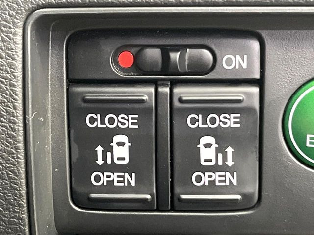 【両側パワースライドドア】スマートキーや運転席のスイッチで後席両側スライドドアの開閉が可能♪電動だから力を入れてドアを開ける必要が無く、小さなお子様でも簡単に開け閉めでき快適です♪