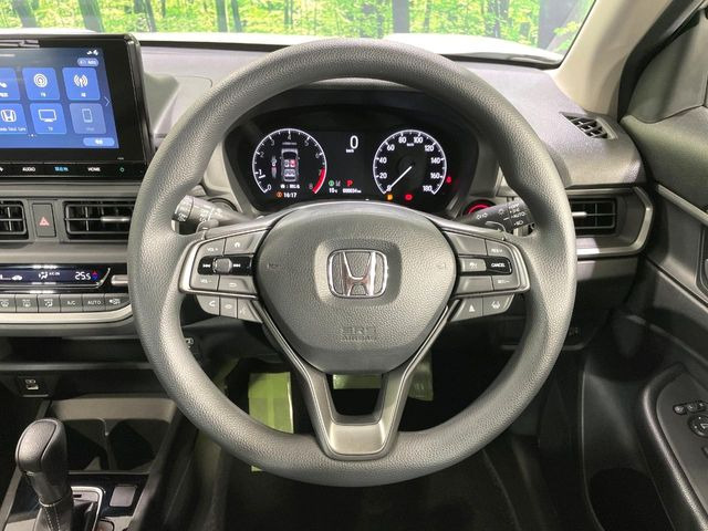 �C���e���A�ɍ��킹���f�U�C���̃X�e�A�����O�́A�^�]�������̂��Ƃ��l���A�^�]���₷���`��A�傫���ł��B�����x�A���ۂɐG���Ă��m���߂��������B