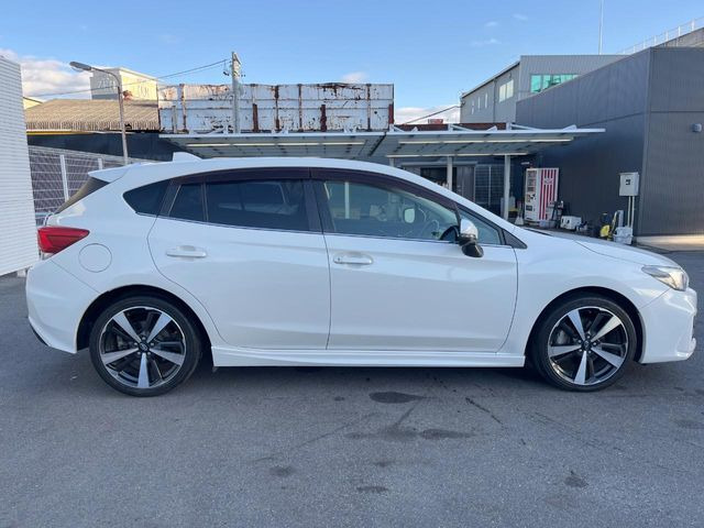 高透明度のガラス皮膜で撥水はもちろん、上質なツヤ・光沢を実現。紫外線や酸性雨から大切な愛車を保護し、色あせ・劣化を防止。「弾スプラッシュコート」、「弾プリミッサコート」からお選びいただけます。