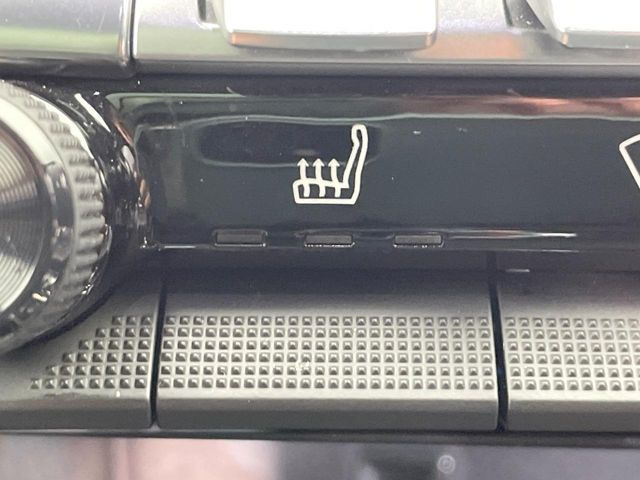 ●フロントシートヒーティング:運転席・助手席共に三段階で調節が可能なシートヒーターを装備しております。季節を問わず快適にご使用いただけます。