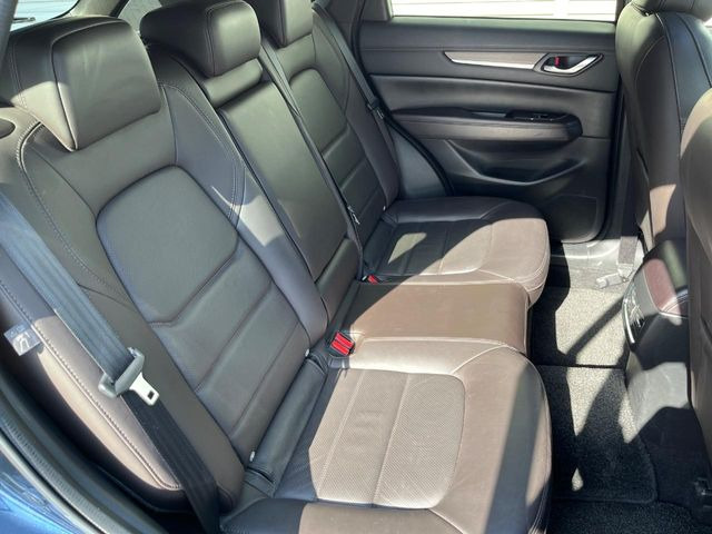 後部座席も気になるようなキズ・汚れやへたり等、大きなダメージはなく、良好な状態です。