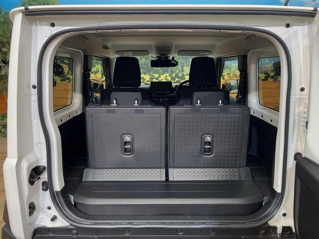 普段のお買い物や通勤、送迎等に十分な荷室スペースを確保しております。セカンドシートを倒すと、大きな荷物の積載も可能です♪