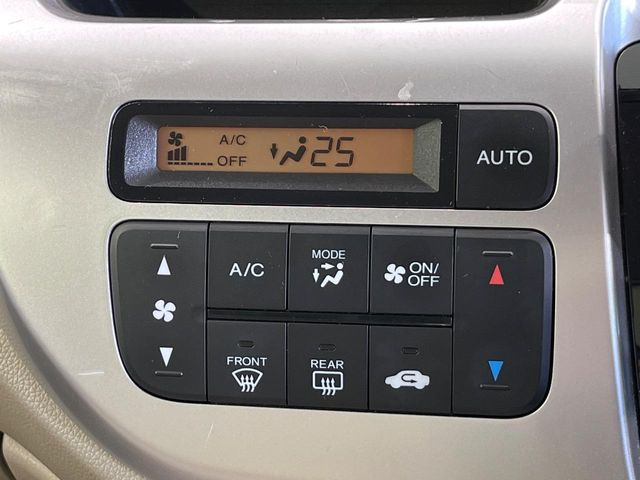 【オートエアコン】一度お好みの温度に設定すれば、車内の温度を検知し風量や温度を自動で調整。暑い…寒い…と何度もスイッチ操作をする必要はありません。快適な車内空間には必須の機能ですね♪