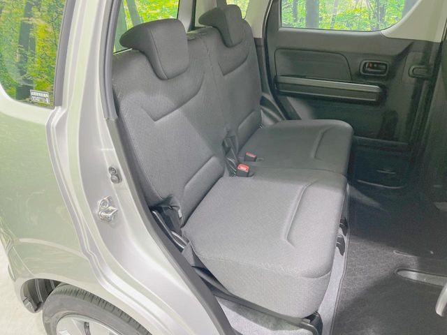 後部座席も気になるようなキズ・汚れやへたり等、大きなダメージはなく、良好な状態です。