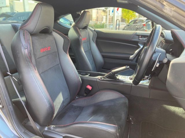 【ハーフレザーシート】高級感と座り心地を両立した人気のシート♪背面・座面のファブリック素材は、通気性の良さや滑りにくさに優れています。気温や服装に左右されず快適にお乗りいただけます。