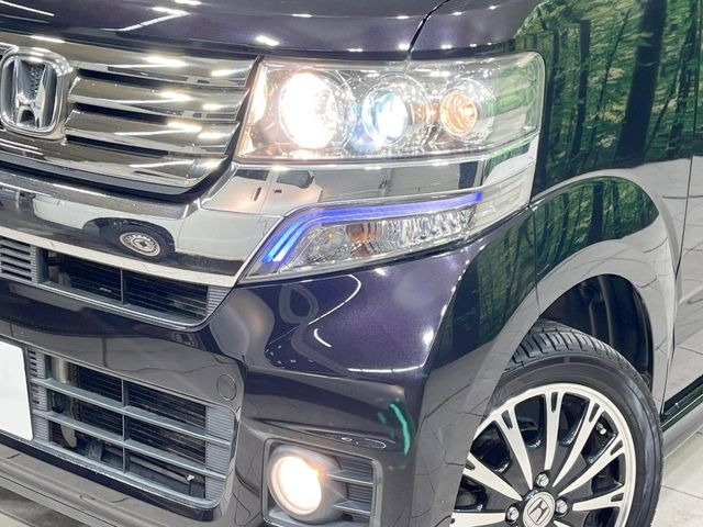 【HIDヘッドライト】非常に明るく前方を照らしてくれるので、悪天候や夜間の走行時も視界良好で安心してお乗りいただけます。