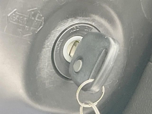 【キーレス】少し離れた場所からでもボタン一つでドアの開錠・施錠ができるのでとっても便利!ドアの鍵穴周りに傷をつけることもありません♪