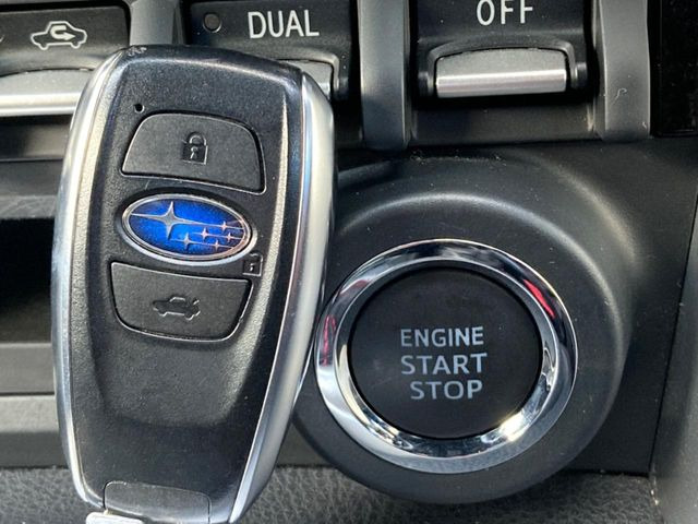 【アクセスキー&プッシュスタート】カバンやポケットに入れたままでもドアの施錠・解錠が可能なスマートキーを装備。エンジンのオン・オフ時もカギを取り出す必要が無く、ボタンをプッシュするだけでOK♪