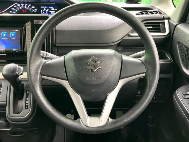 �C���e���A�ɍ��킹���f�U�C���̃X�e�A�����O�́A�^�]�������̂��Ƃ��l���A�^�]���₷���`��A�傫���ł��B�����x�A���ۂɐG���Ă��m���߂��������B