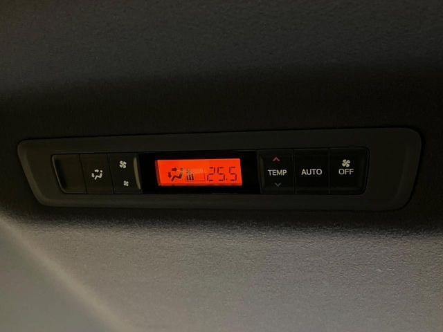 【リアオートエアコン】広い後部座席には必須の機能!風量や温度を自動で調整し前席と同様な車内環境にしてくれるリアオートエアコンを装備。夏の暑さも冬の寒さもストレスなく快適にお過ごしいただけます♪