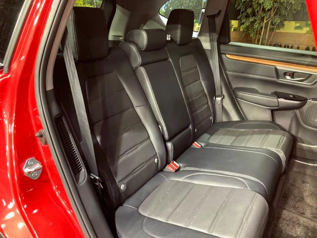 後部座席も気になるようなキズ・汚れやへたり等、大きなダメージはなく、良好な状態です。