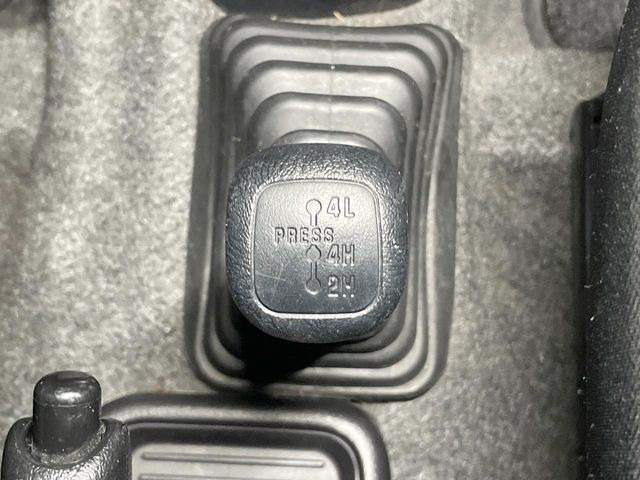 【ドライブモードセレクター】ダイヤル一つで簡単にモード切替が可能♪燃費重視の2WDモードから、雪道や本格的なオフロードでも頼れる4WD LOCKモードまで、幅広い使い方に対応しています。