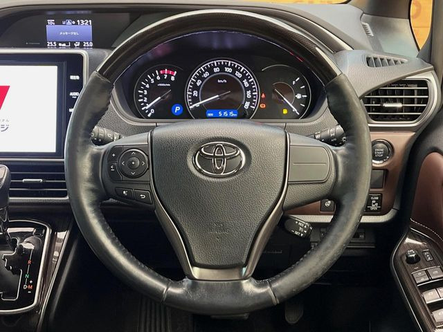 インテリアに合わせたデザインのステアリングは、運転される方のことも考え、運転しやすい形状、大きさです。是非一度、実際に触ってお確かめください。