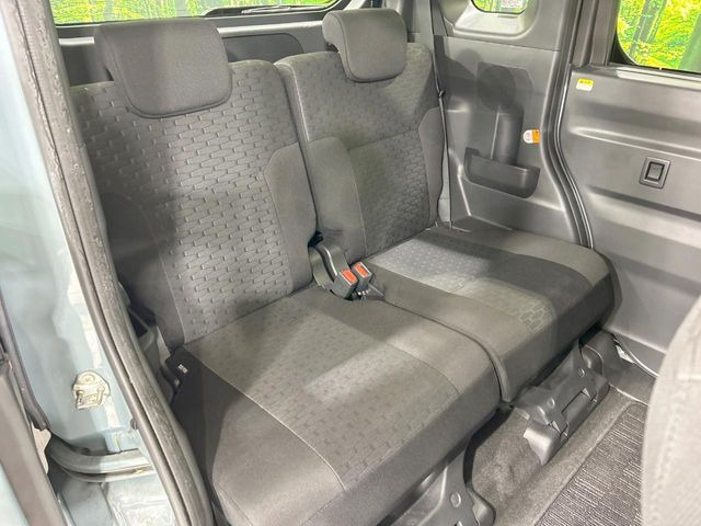 後部座席も気になるようなキズ・汚れやへたり等、大きなダメージはなく、良好な状態です。