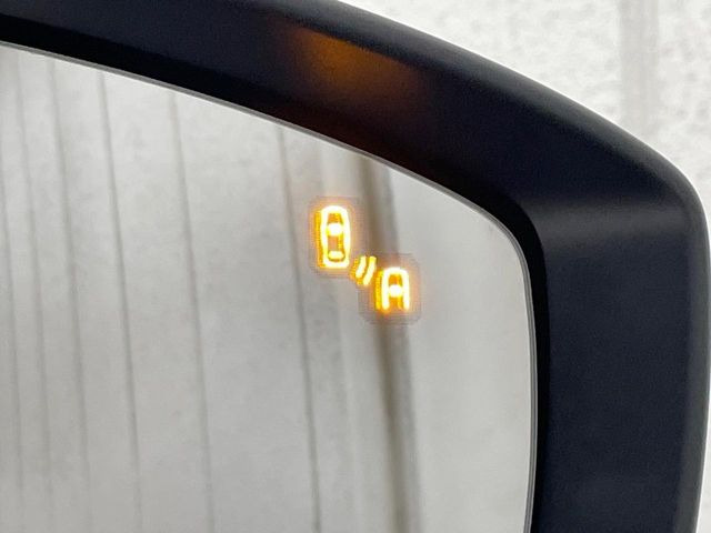 【ブラインドスポットモニタリング】走行中、ドアミラーの死角になりやすい箇所に後続車が接近するとサイドミラー付近に警告を表示、ドライバーに注意喚起をしてくれます。