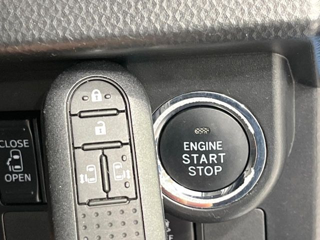 【スマートキー】カバンやポケットに入れたままでもドアの施錠・解錠が可能なスマートキーを装備。エンジンのオン・オフ時もカギを取り出す必要が無いからとっても便利です♪