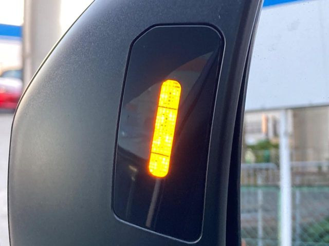 【リヤビークルディティクション】走行中、ドアミラーの死角になりやすい箇所に後続車が接近するとサイドミラー付近に警告を表示、ドライバーに注意喚起と、万一の際はハンドル操作をアシストをします。