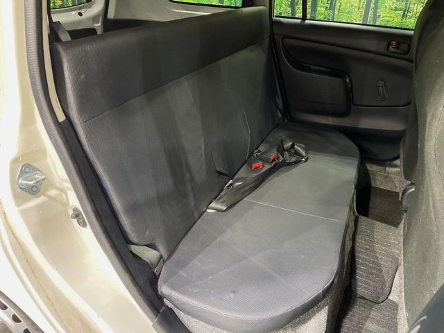 後部座席も気になるようなキズ・汚れやへたり等、大きなダメージはなく、良好な状態です。