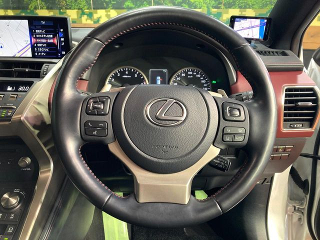 【パドルシフト】ハンドルから手を離さずに素早くシフトアップ&ダウンができるので、エンジンブレーキを使う下り坂や高速道路の合流で加速したい場面で役立ちます。