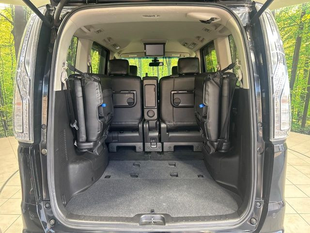 ���i�̂���������ʋ΁A���}���ɏ\���ȉ׎��X�y�[�X���m�ۂ��Ă���܂��B�Z�J���h�V�[�g��|���ƁA�傫�ȉו��̐ύڂ��\�ł���