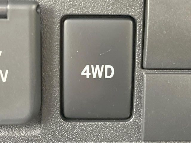 4WDのお車ですので、雪道でも安心です♪降雪地地域にお住まいの方以外にも、ウィンタースポーツが趣味の方や降雪地域へ帰省される機会がある方にもおすすめ!