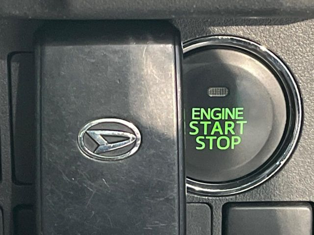 【キーフリーシステム】カバンやポケットに入れたままでもドアの施錠・解錠が可能なスマートキーを装備。エンジンのオン・オフ時もカギを取り出す必要が無いからとっても便利です♪