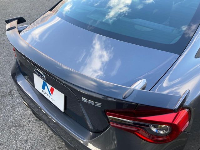 【リヤスポイラー】スポーツカーらしさがグッと引き立つリヤスポイラーを装着♪高速走行時のスタビリティ(走行安定性)向上に役立ちます。