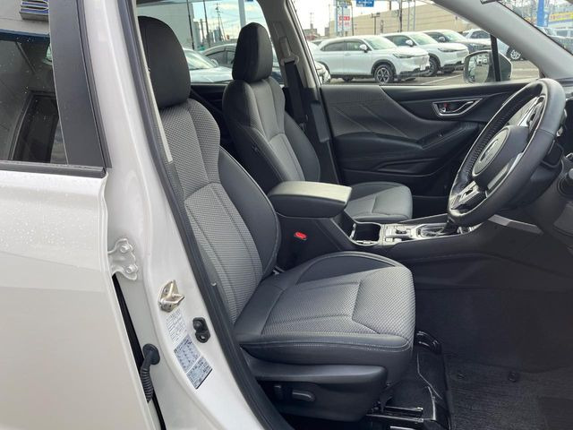 【ハーフレザーシート】高級感と座り心地を両立した人気のシート♪背面・座面のファブリック素材は、通気性の良さや滑りにくさに優れています。気温や服装に左右されず快適にお乗りいただけます。