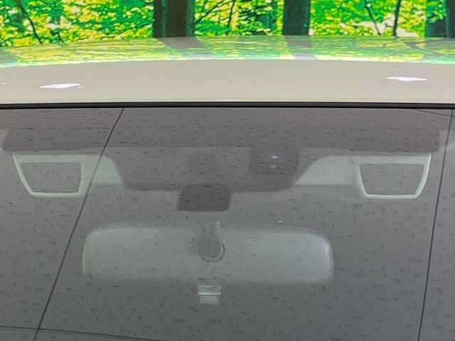 【アイサイトVer2】前方の車両等を検知し、衝突しそうな時は警報で注意を促し、ブレーキを踏む力をサポート。ブレーキを踏めなかった場合は衝突被害軽減ブレーキが作動、衝突回避をサポートします。