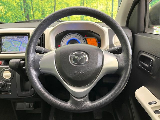 �C���e���A�ɍ��킹���f�U�C���̃X�e�A�����O�́A�^�]�������̂��Ƃ��l���A�^�]���₷���`��A�傫���ł��B�����x�A���ۂɐG���Ă��m���߂��������B