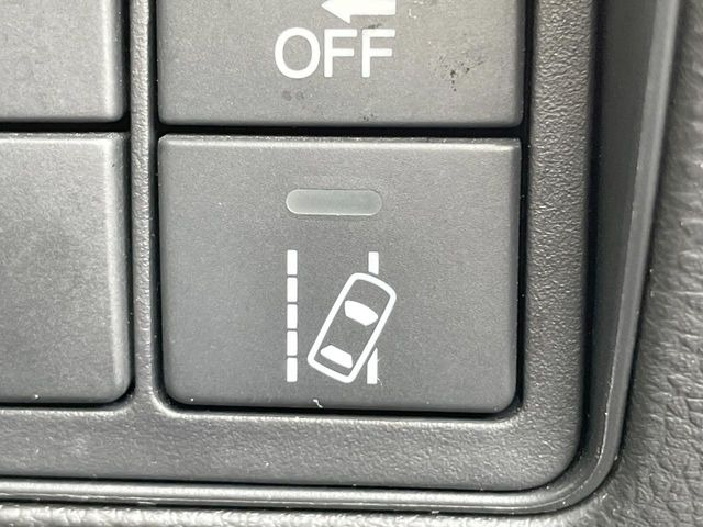 【車線逸脱警報】道路上の白(黄)線を認識し、意図せず走行中の車線からはみ出しそうになった時、メーター内の警告灯とブザーで注意喚起してくれる安心・安全機能です♪