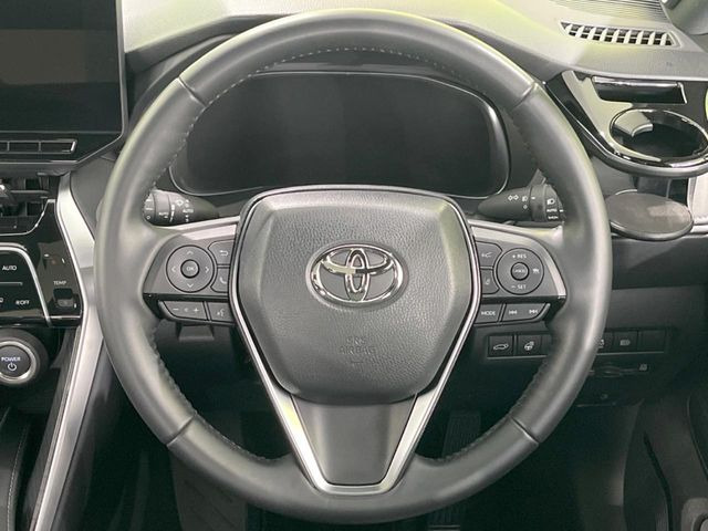 【ステアリングヒーター】冬場に冷たくなりやすい革巻きステアリングを、スイッチ一つで素早く適温に!エアコンよりも早く温まってくれるので、寒い日の運転も快適になりますね♪